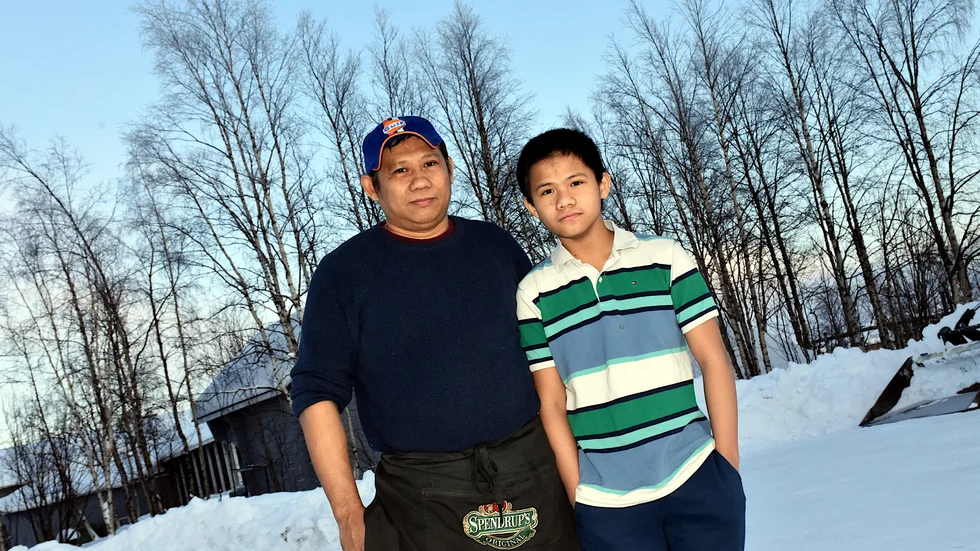 Richard Javier och hans son Richjohn ska utvisas. Pappan oroar sig för sonens skolgång om de tvingas tillbaka till Filippinerna. ”Det är svårare där. Där måste man betala allting i skolan”.