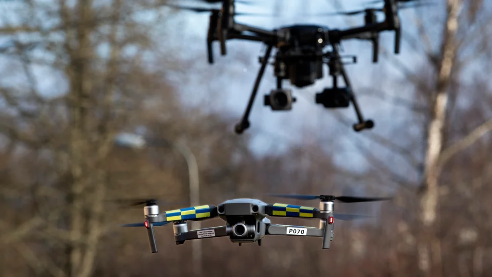 Autonoma vapen, exempelvis minidrönare utrustade med artificiell intelligens och sprängmedel eller skjutvapen, anses av många vara en farlig väg att gå, menar skribenten. 
