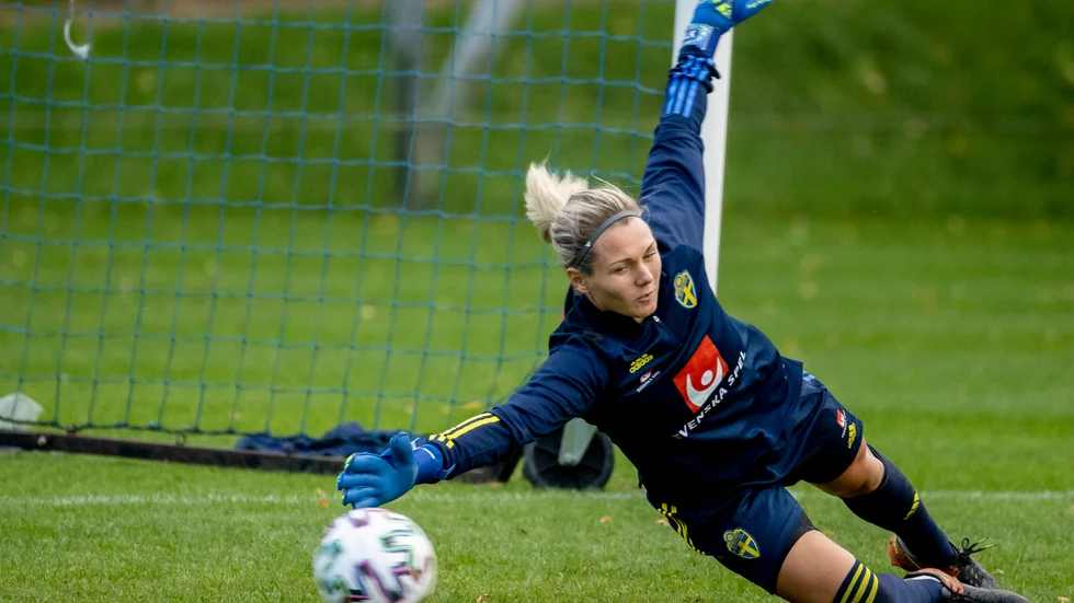 Jennifer Falk får starta i kvällens EM-kvalmatch mot Ungern.