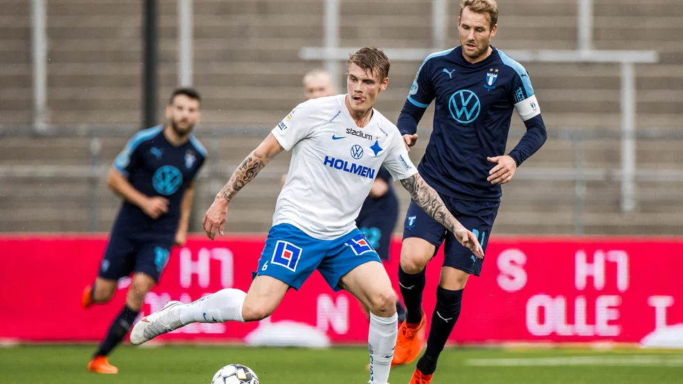 Ola Toivonen och Eric Smith en duell på mitten.