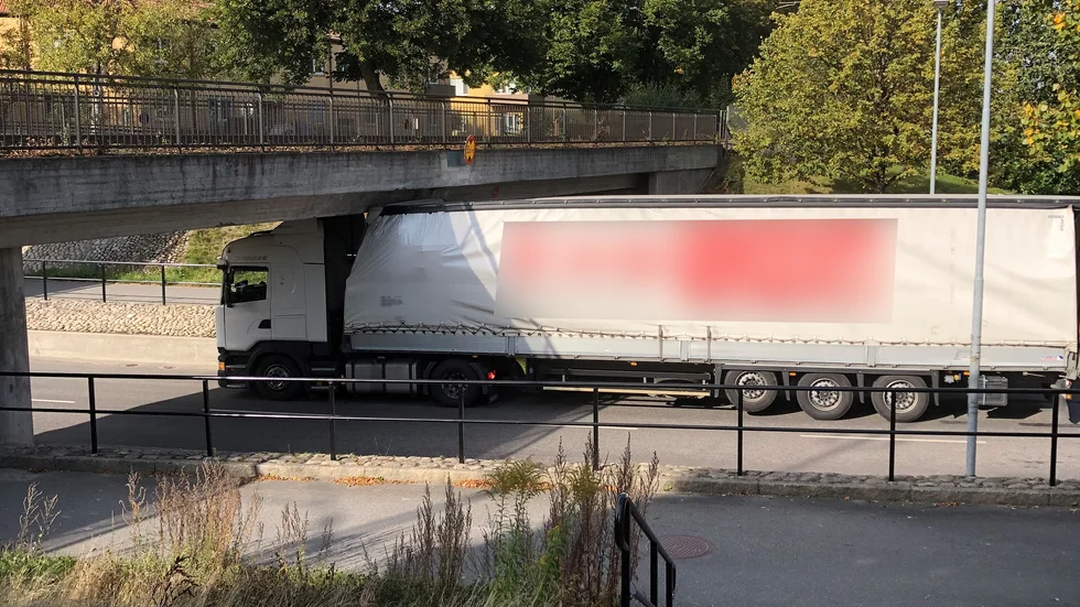 Järnvägsbron över Vasavägen/Carlavägen blev påkörd på fredagen. För vilken gång i ordningen vet nog ingen.
