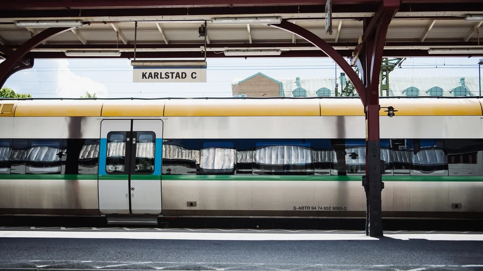 SJ:s lokförare kan få en schemaändring för nästa dag sent på kvällen, vilket ger problem till exempel om man behöver barnomsorg. SJ håller med om skyddsombudens kritik och försöker göra planeringen bättre. Arkivbild.