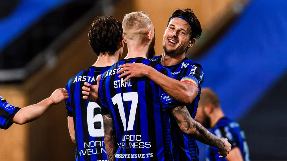 Stefano Vecchia firar sitt mål med Adam Ståhl.