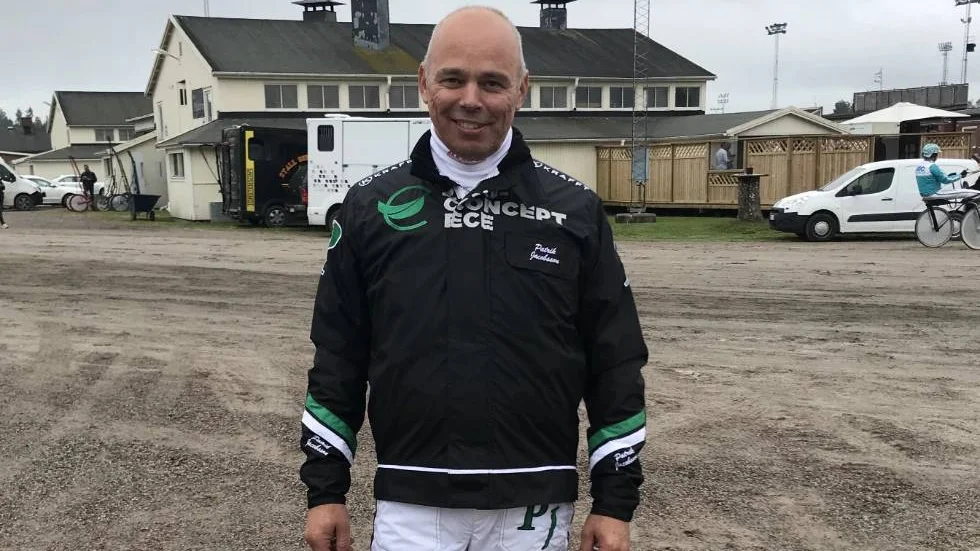 När V65 avgörs på Åland under lördagen ställer amatörtränaren Patrik Jacobsson upp med hela tio hästar.