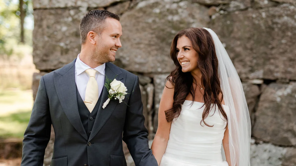 Den 25 juli sa Johan (Martinsson) och Charlotta Hägg ja till varandra. Pandemin stoppade inte deras planer, men ändrade hur de genomförde bröllopet och festligheterna efter. "Vi tvingades ringa några jobbiga samtal", säger de.