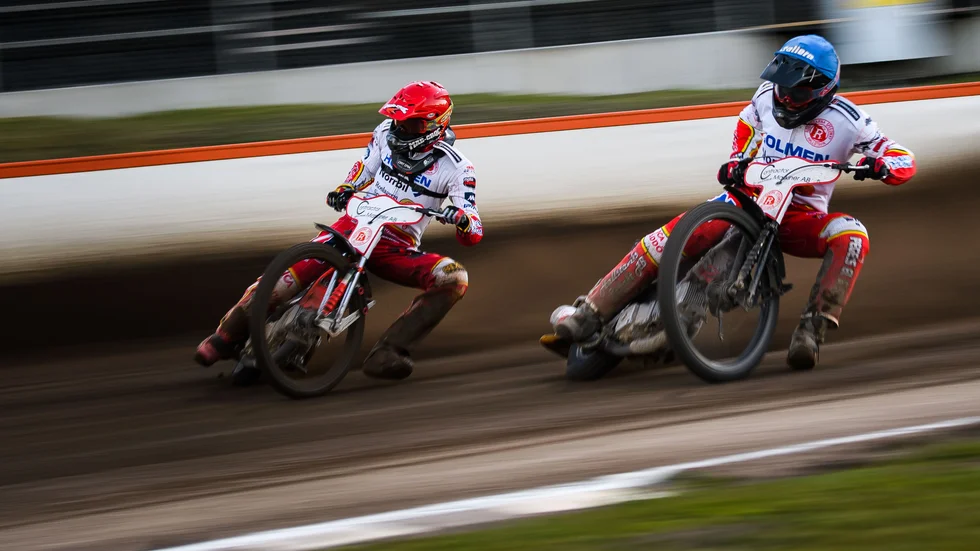 Timo Lahti och Daniel Henderson. Det mesta tyder på att Lahti missar onsdagens returmatch mellan Ropsiggarna och Västervik. Han ska vara i Helsingfors tidigt på torsdag morgon.