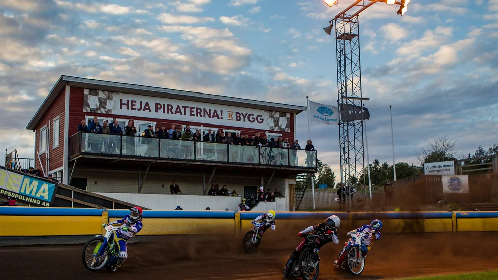 Piraternas speedway har klart med elitbidrag från kommunen för 2021. Avtalet är värt 185 000 kronor. Nu hoppas Motalaklubben att det ska bli elitseriesäsong, med publik, i år.