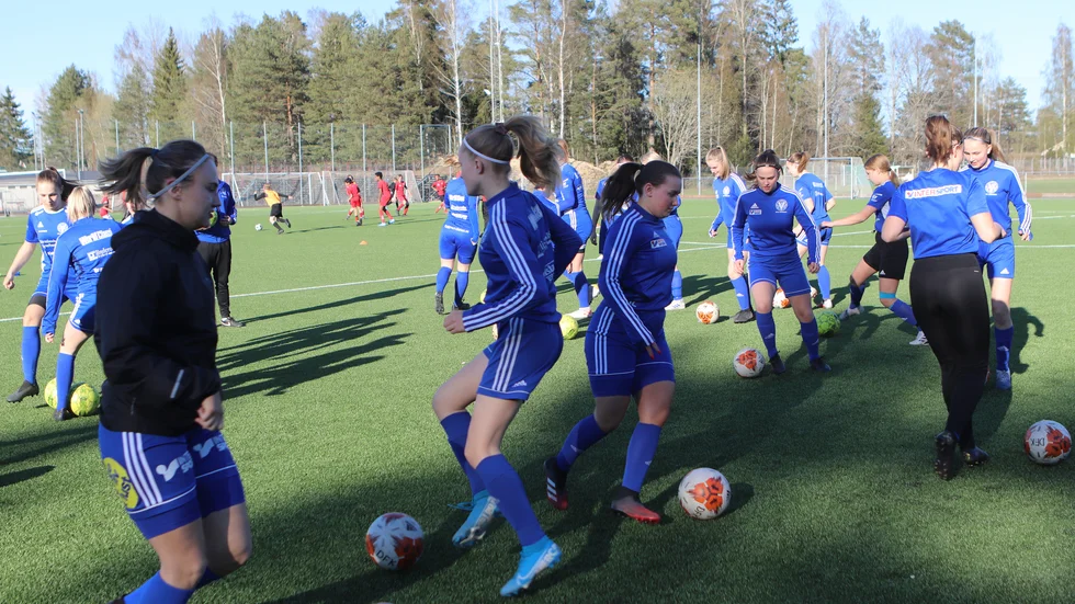 DFK Värmbol har en bred trupp, men saknar bärande spelare för division 2-spel. Men laget får inte begära sig ned i trean utan måste börja om i division 4.