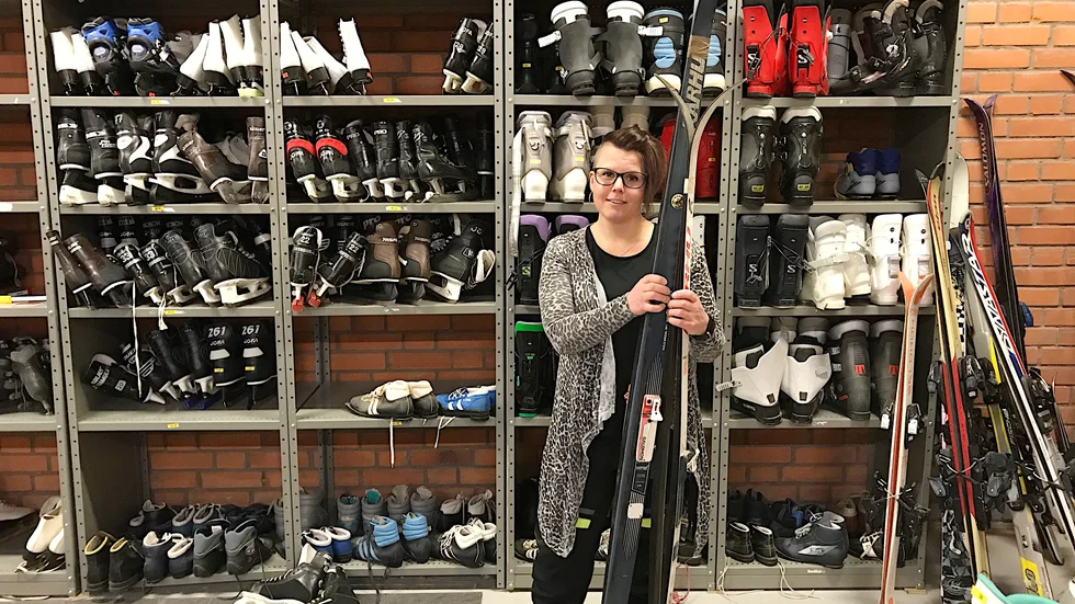 Det är högtryck på fritidsbanken just nu. Efterfrågan på skidor och skridskor är enorm inför sportlovet. Jenny Adin Lundberg har fullt upp att hinna lämna ut allt.