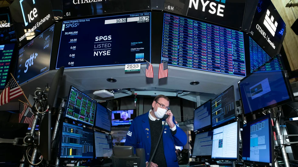 En aktiemäklare i börshuset i New York.