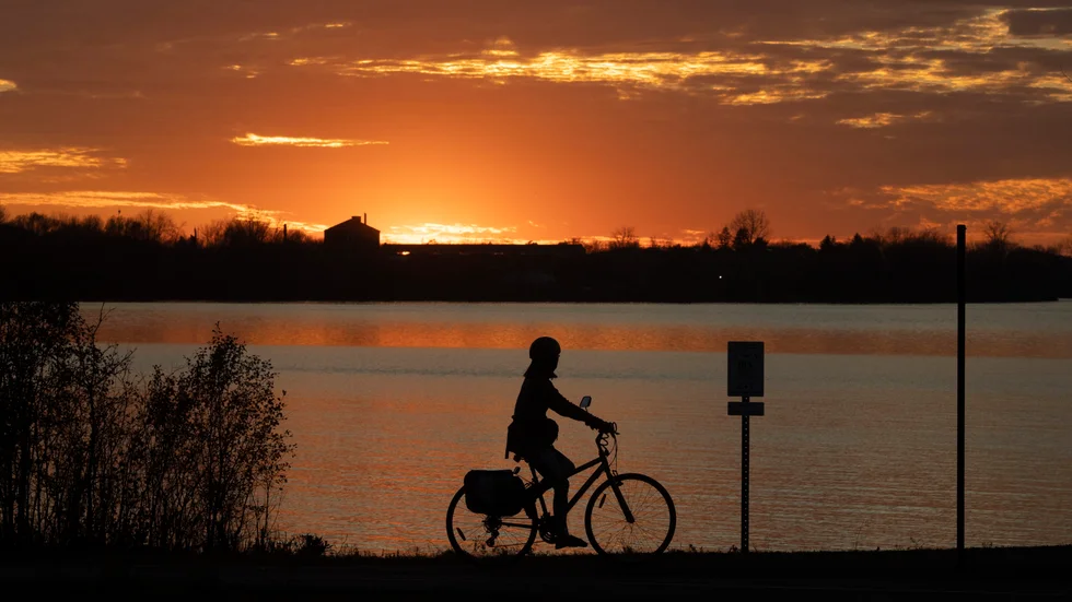 Cykeln, värd fyra tusenlappar, försvann ur ett låst förråd på Lärkfalksgränd.