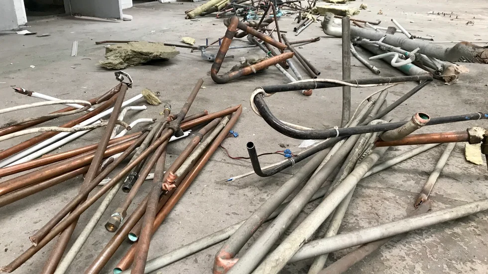 Två män döms nu för kopparstölder i den tidigare bilhallen i Enköping.