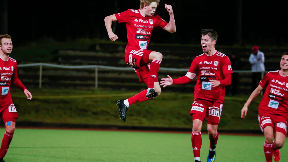 Gustav Nordh har precis skruvat in kvitteringen i slutsekunderna i derbyt 2018 mellan IFK Luleå och Piteå. (Arkivbild)