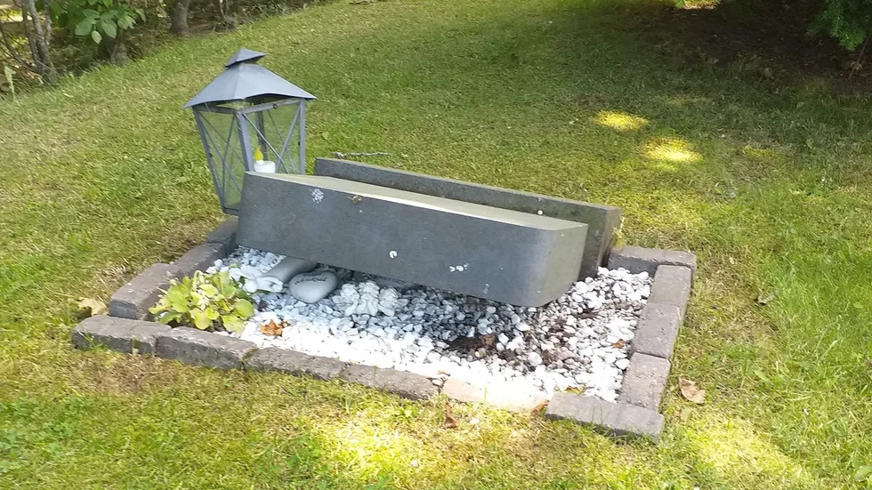 Gravstenen på Annika Konrad-Henricssons föräldrar grav var vält och blommorna borta. Händelsen har polisanmälts. "Förra gången försvann hela gravstenen".