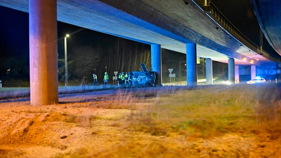 Bil voltade av vägen i Ryd. Polis räddningstjänst och ambulans på plats under räddningsarbetet.