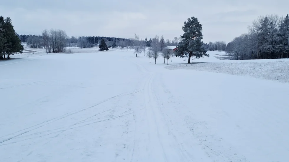 Drygt nio kilometer skidspår har Motala AIF skidklubb spårat upp på Motala GK.
