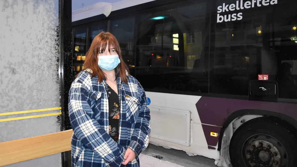 Bussresenären Sara Markgren använder munskydd i kollektivtrafiken.