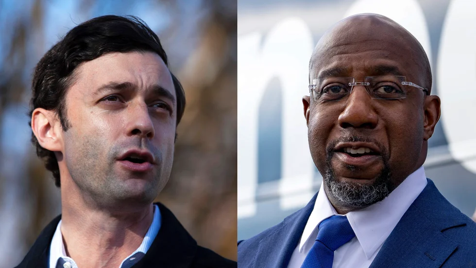 Demokraterna Jon Ossoff (t v) och Raphael Warnock har vunnit senatorsplatserna för delstaten Georgia konstaterar flera ledande mediebolag i USA.