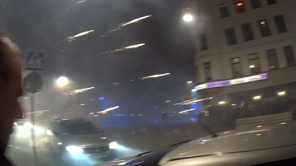 Raketer som skjuts mot poliser och mot civila har blivit ett vanligt inslag i det svenska nyårsfirandet. Bilden är från en nyårsnatt i Malmö för några år sedan. 