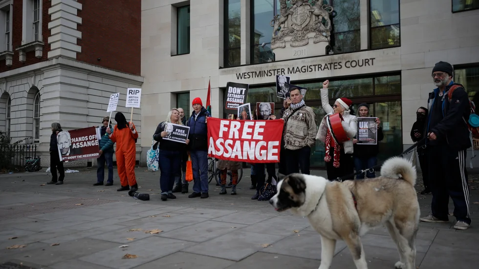 Under måndagen kommer den brittiska domstolens beslut. Anhängare till Wikileaks och Julian Assange har flera gånger under rättsprocessen protesterat utanför domstolen mot behandlingen av honom. Bild från en sådan protest den 26 november förra året.