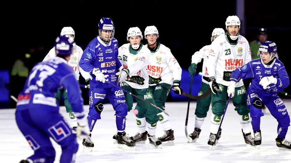 IFK Motala, här Philip Florén och Viktor Hulthammar, tog en storseger mot Hammarby. Mål i rätt lägen och ett motståndarlag som kroknade efter paus. Tre nya mål gjordes av Florén. Men nya skador oroar i IFK-truppen.