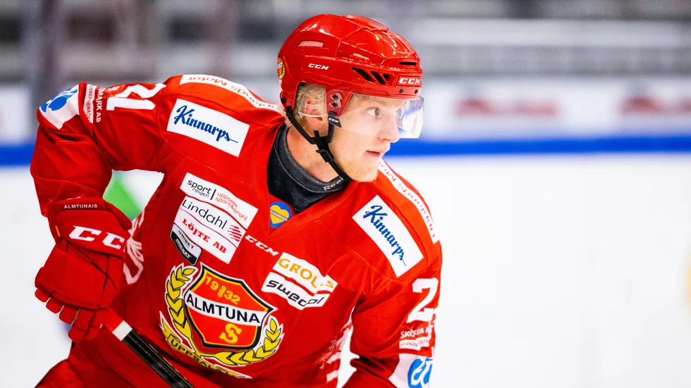 Oscar Pentler är tillbaka i Almtunas tröja när laget möter Västervik på måndagen. Tränaren Robert Kimby har alla spelare tillgängliga.