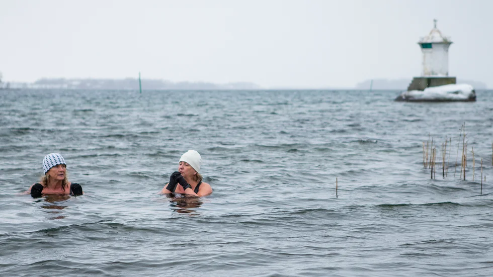 Varje söndagförmiddag tar systrarna Mia och Lina Hasselgren ett dopp ute i Hyddmarken. Effekten av de kyliga baden menar de bara är positiva. 