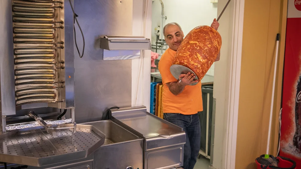 Medeni Irma är i full färd med förberedelsen inför den internationella pizzadagen.