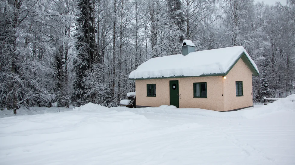 Rosfors byaförening och Sveaskog vinner målet i mark- och miljööverdomstolen. Detta innebär att byaföreningen kan ta över marken som hör till bagarstugan i Rosfors. 