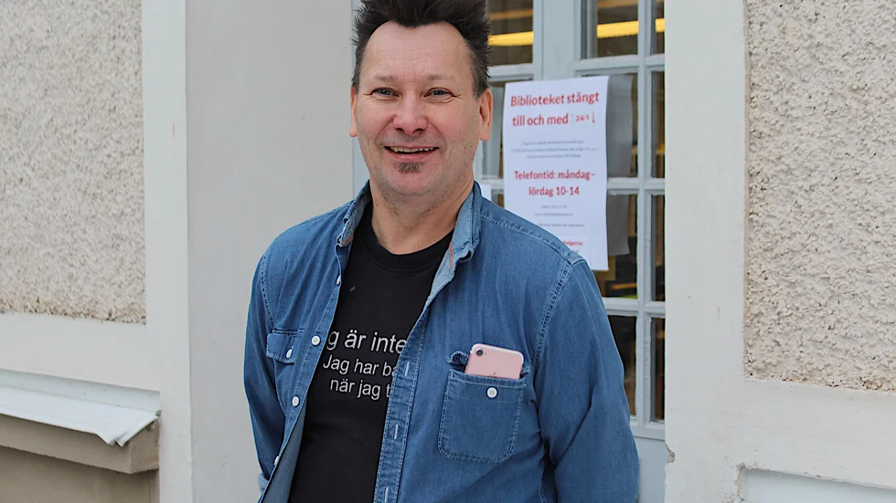 Bibliotekschef Tony Melander ska starta upp ett läsprojekt för att locka ungdomar att läsa böcker.
