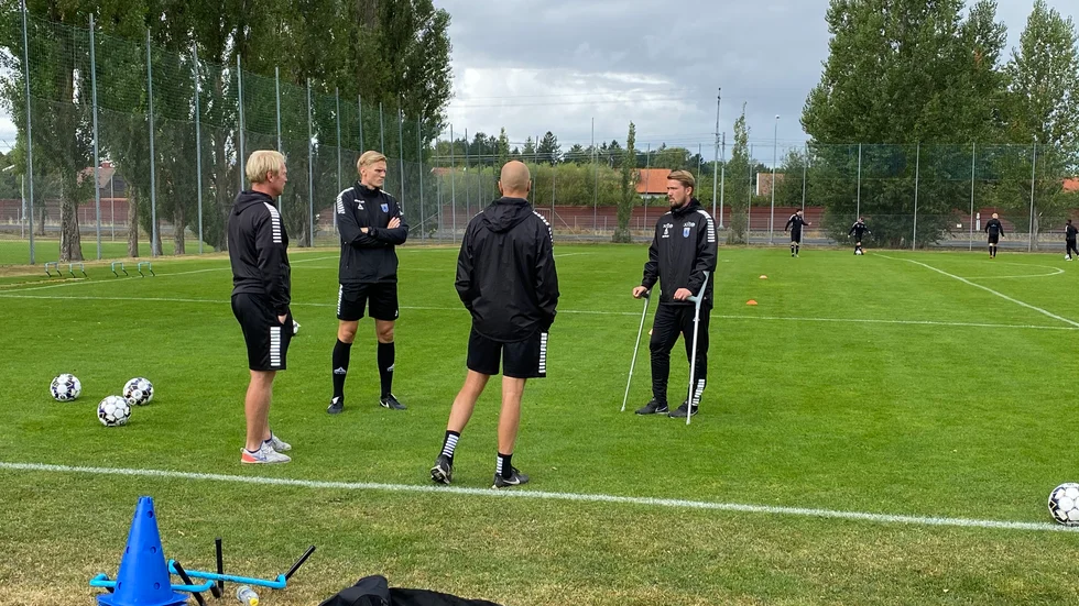 Theodor Olsson i samtal med övriga ledarstaben under fredagens träning. 
