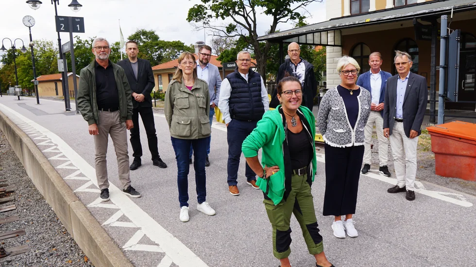 En ovanlig syn. Alla tio partierna gör ett gemensamt utspel, till förmån för Tjustbanan. Från vänster Sverker Thorén (L), Anders Loman (SV), Mariann Gustafsson (V), Dan Nilsson (S), Jonas Jalkteg (WP), Akko Karlsson (MP), Tommy Ivarsson (SD), Maud Ärlebrant (KD), Harald Hjalmarsson (M) och Conny Tyrberg (C).