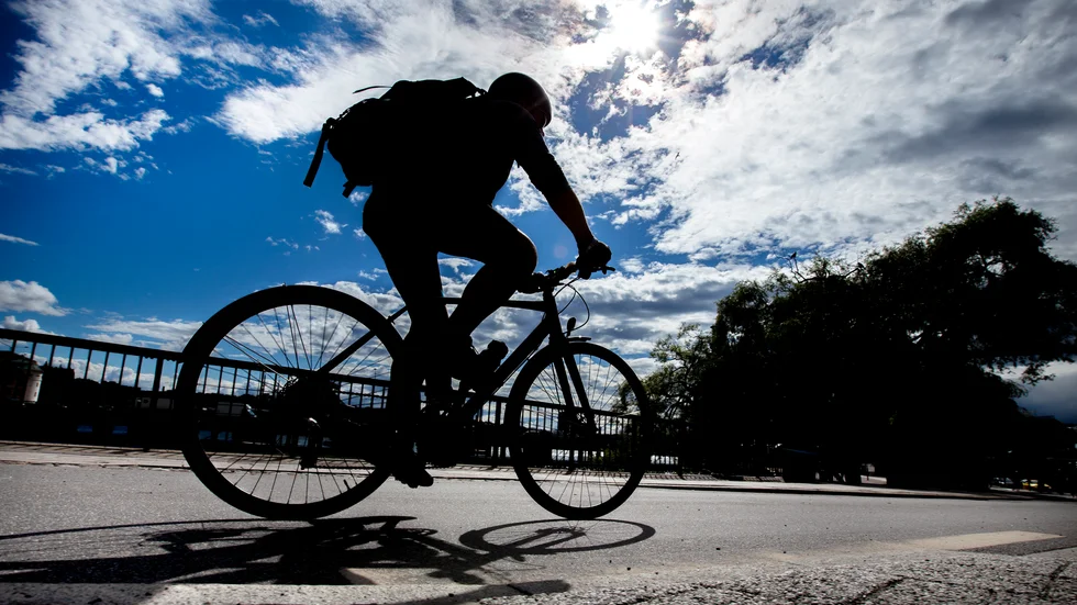 Jag känner mig frustrera och smått förbannad över vissa cyklisters viftande, pekande och ibland skrikande när jag möter dom på samma sida på cykel/gångvägar. Skriver Christer Magnusson.