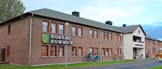Fick inte träffa kommunchefen – välte bord och blommor