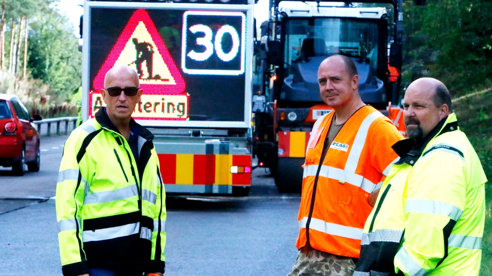 Här stannar Eskilstuna kommuns ansvar för sträckan av Mälarvägen. "Efter 80-skylten är det vägverkets ansvar", säger Lars-Uno Nording som får medhåll av Linus Hedén och Mikael Arvidsson.

