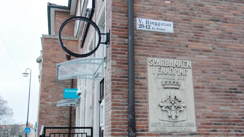 Så här såg det ut dagen efter att skylten vandaliseras.