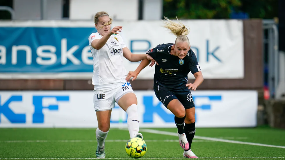 Stina Blackstenius, till höger, har fått en bristning i baksida lår. Arkivbild.