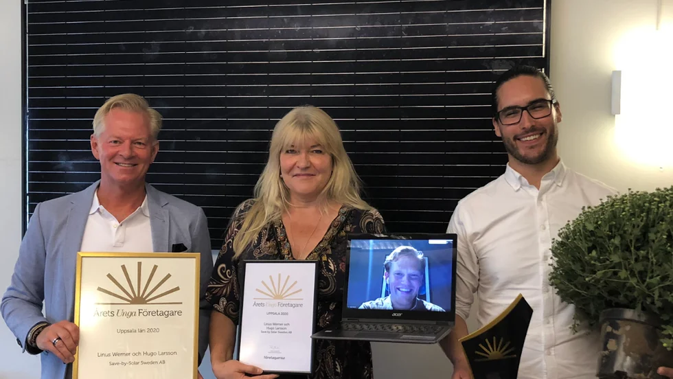 Linus Werner och Hugo Larsson (på skärmen) från Save by Solar, är Årets unga företagare i Uppsala och i länet. Monica Hedberg, Företagarna Uppsala och regionchef Thomas Byström delade ut priserna.