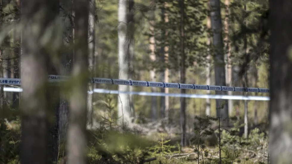 Polisen avspärrningsband satte stopp för obehöriga kort efter knivdramat. 