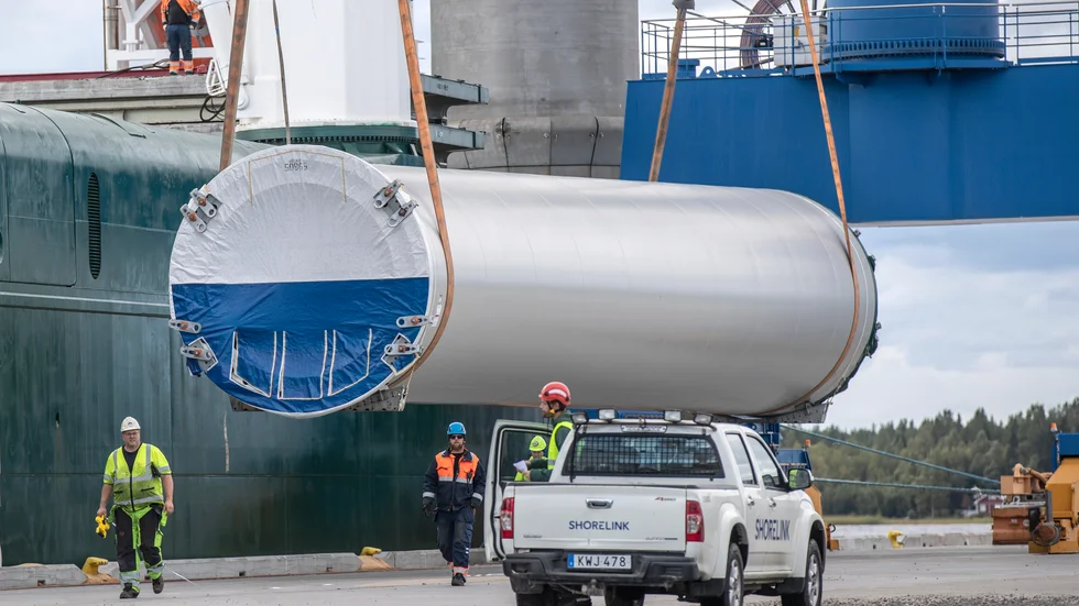 Vindkraftskomponenter lastas av och lagras i Piteå hamn i väntan på transport. I år kommer det här vara en ovanligare syn. (Arkivbild