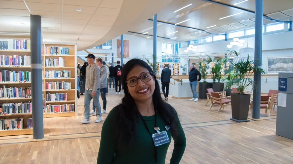 Rokshan Ara Begum, bibliotekarie, tycker att det nyrenoverade biblioteket har blivit fint.