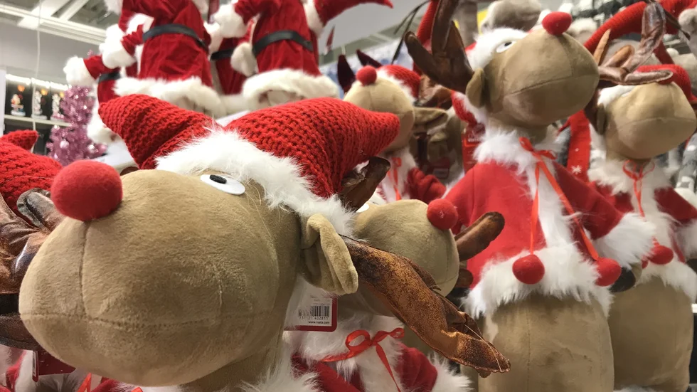 Rudolf med röda mulen har tagit över efter sin forne ägare och styr nu tomtens verkstad. 