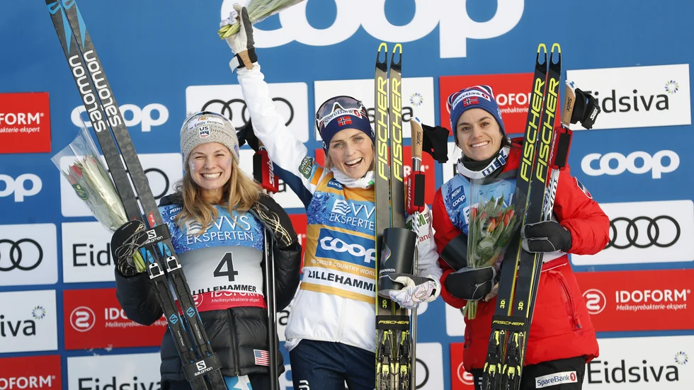Therese Johaug jublar efter segern på damernas 15 km skiathlon under förra årets världscuptävlingar i Lillehammer, omgiven av Jessica Diggins från USA och trean Heidi Weng. Nu ser det ut som om årets tävlingar kan hållas med utländska tävlande trots coronapandemin. Arkivbild