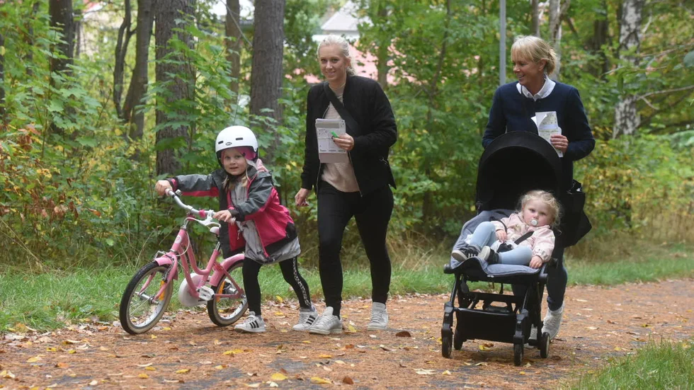 Emma Svensson fick med sig mamma Christina Thuresson och döttrarna Saga och Ellen Nordin på tipspromenad.