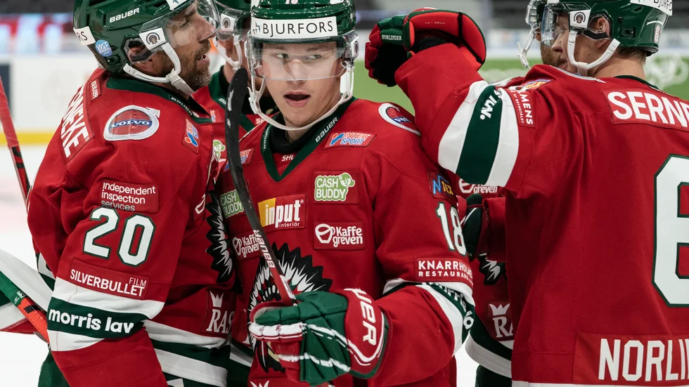 Lucas Raymond, i mitten, får nya böter för att halsskyddet inte sitter på plats. Arkivbild.