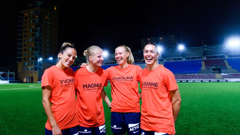 Uniteds Anna Oscarsson, Kaisa Collin, Elin Rombing och Felicia Rogic jublar efter sponsormatchens pengarsuccé.