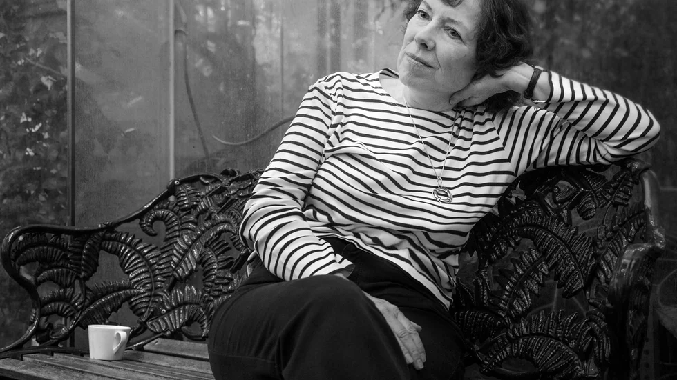 Nina Burtons nya essäsamling "Livets tunna väggar" förskjuter perspektivet på den egna existensen en smula, menar Kurirens recensent Jan-Olov Nyström.