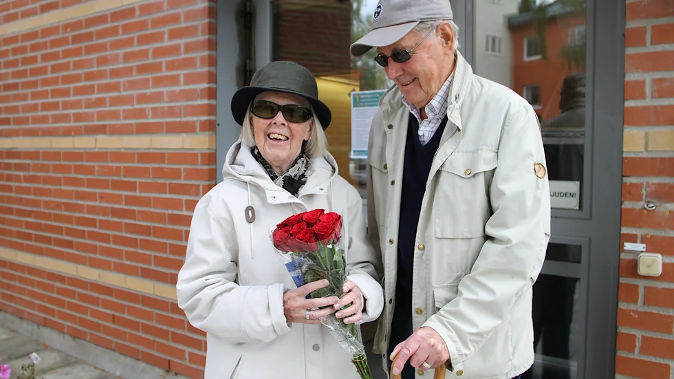 Helge Windarp uppvaktade sin fru Inez Windarp med blommor när han för första gången skulle få hälsa på henne inne på Kristinagården.