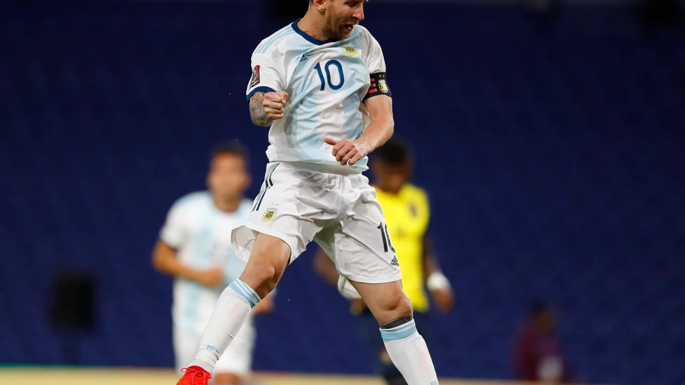 Argentinas Lionel Messi firar sitt straffmål, matchens enda, mot Ecuador.