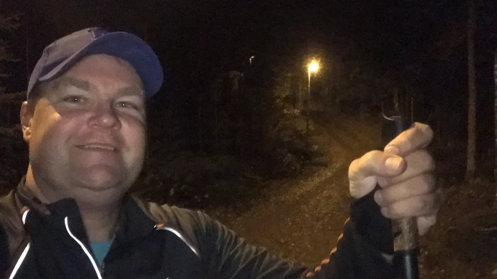Med stavar i Fålehagen. Bra utmanande backar finns i Motalaskogen, när nu Jens Bollius har startat sin grenspecifika träning inför Vasaloppet. Första hållplatsen för klassikern.